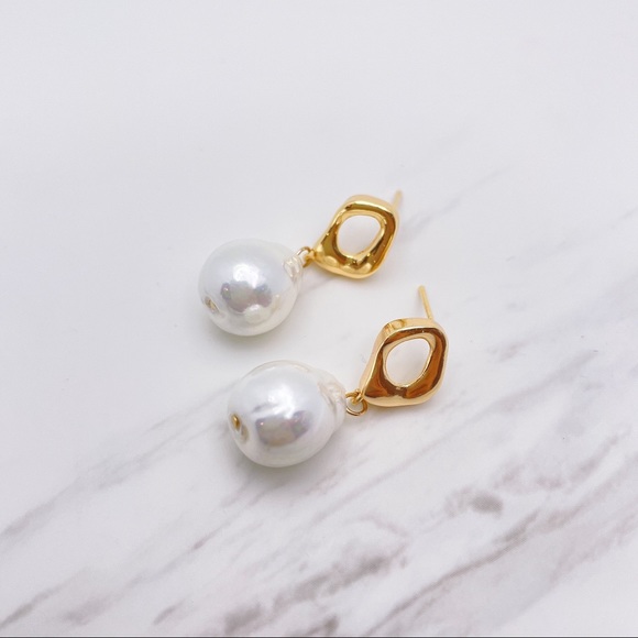 18K gold plated faux baroque pearl earrings - Picture 2 of 4